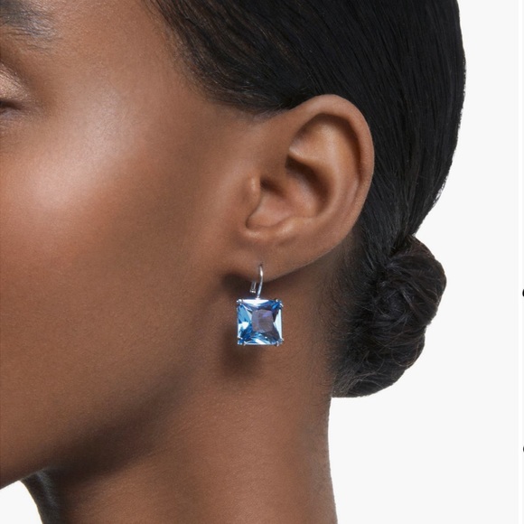 New SWAROVSKI blue Millenia square crystal drop earrings - Picture 2 of 3